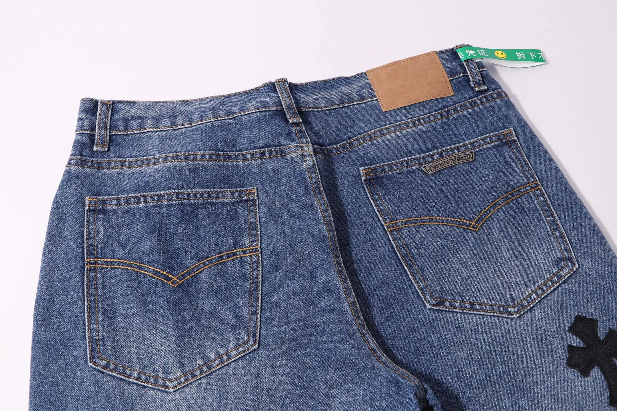 P220 Style No.: H24 Croxin & 𝐂𝐡𝐫𝐨𝐦𝐞 𝐇𝐞𝐚𝐫𝐭 ss25 blue trousers, black leather, bootcut button jeans, styles with different wash textures, very friendly to people with thin legs, and the bootcut perfectly modifies the leg shape The timeless and moderate length makes it easy to match and match. It is the basis for various styles and is a must-have in your wardrobe! The fabric is stiff but also makes the upper body soft without losing texture. The washing process is even more perfect. It is a must-have item for everyone! ! ! Washed wheat, hang tag, pants label, three labels complete Color: blue Size: 28-30-32-34-36